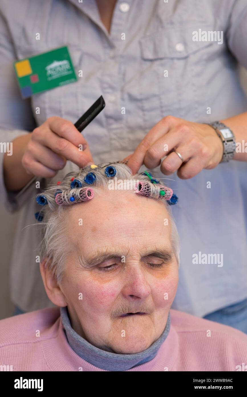 ADMR 62 - Hilfe für den ländlichen Raum, Pas de Calais. Veronique, Auxiliary of Social Life (AVS), greift in die Wohnung von Herrn und Frau B. ein Stockfoto