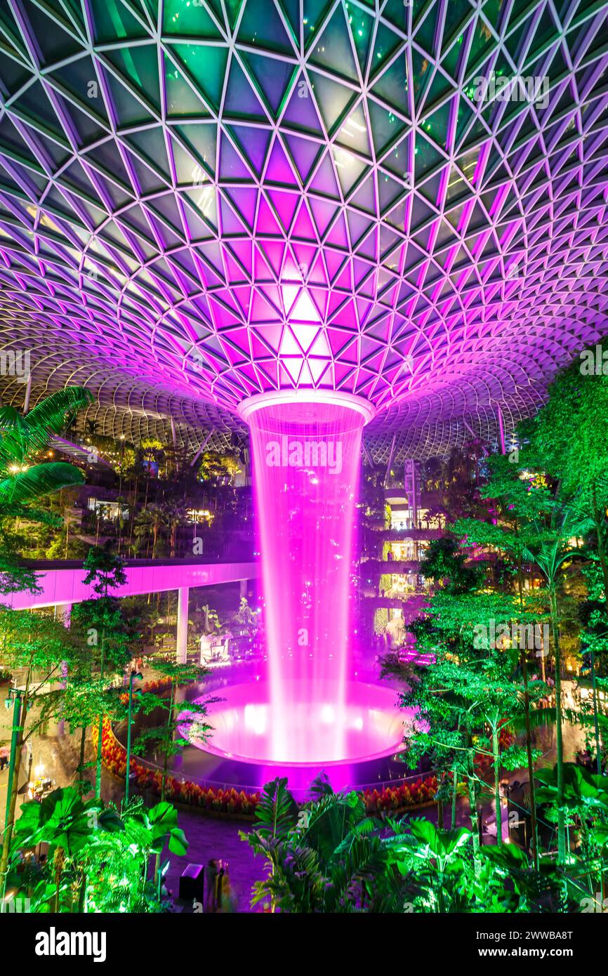 Changi, Singapur - 2. Februar 2023: Wasserfall im Einkaufszentrum Jewel am Flughafen Changi (SIN) in Singapur. Stockfoto