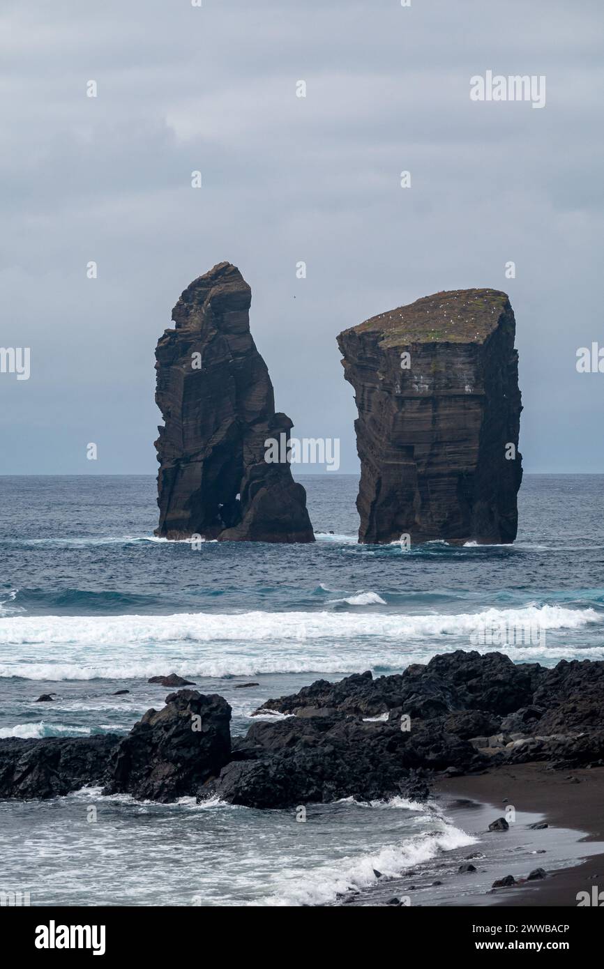 Mosteiros Beach auf der Insel Sao Miguel auf den Azoren. Felsformation in Küstenlandschaft Stockfoto Mosteiros Beach auf der Insel Sao Miguel auf den Azoren. Felsformation in Küstenlandschaft Stockfoto