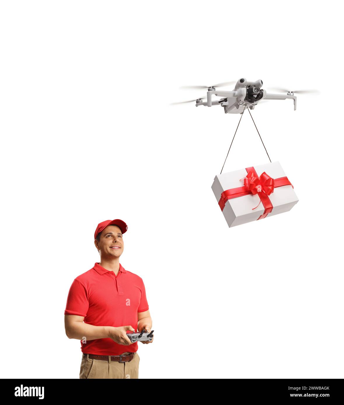Drohnenbetreiber liefert eine Geschenkbox isoliert auf weißem Hintergrund Stockfoto