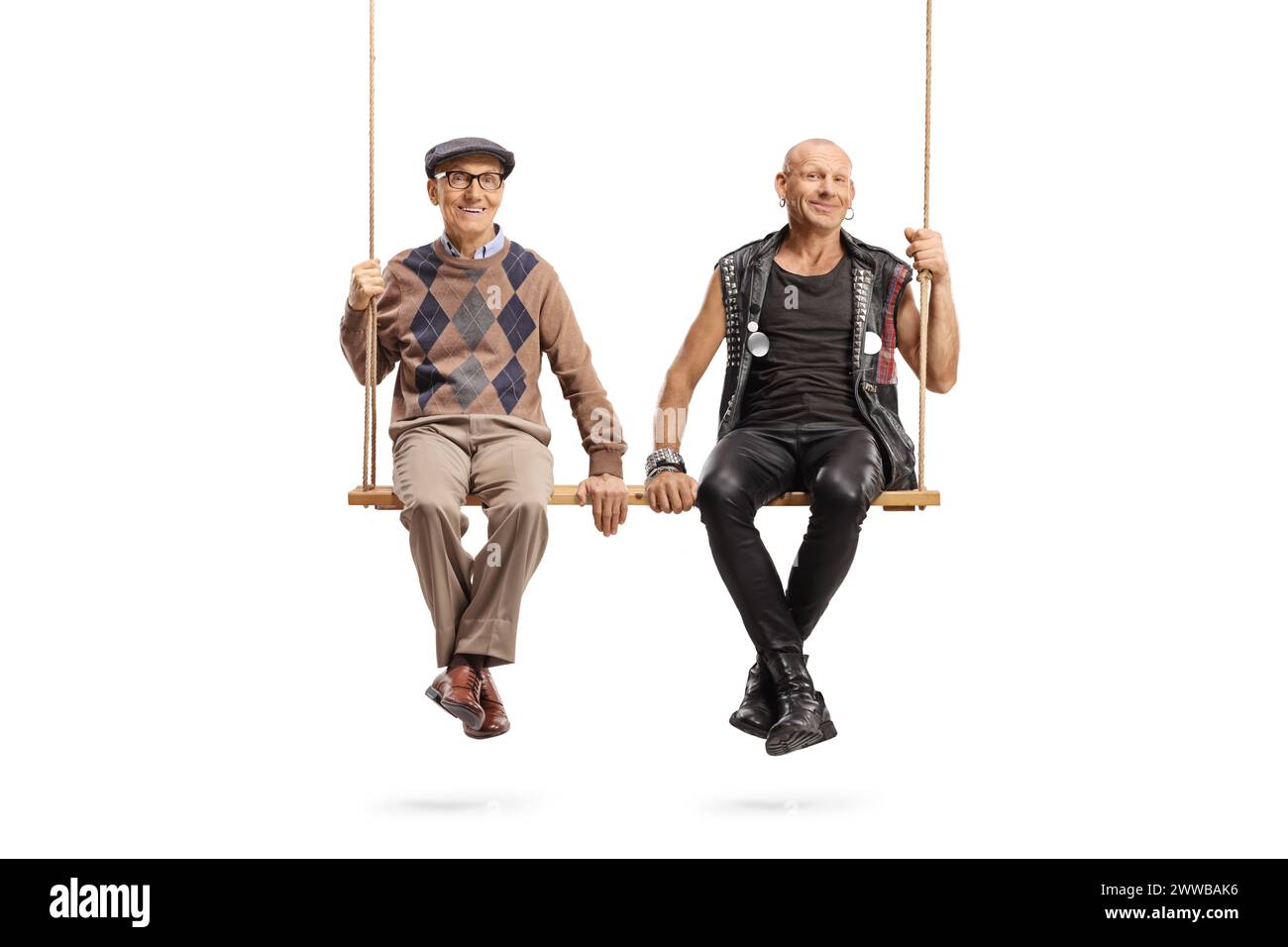 Rentner und ein Punk sitzen zusammen auf einer großen Holzschaukel isoliert auf weißem Hintergrund Stockfoto