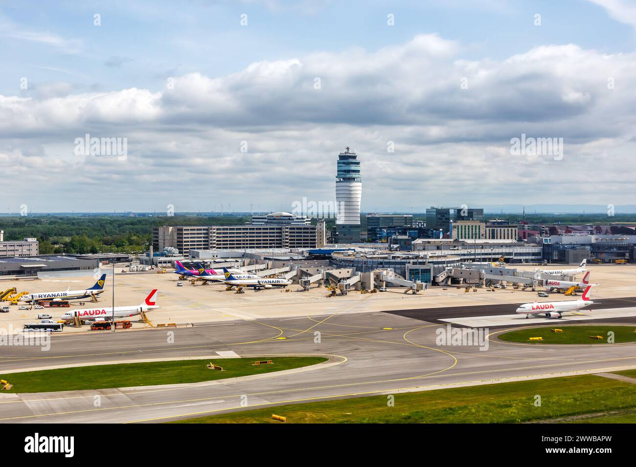 Wien, Österreich - 24. Mai 2023: Luftaufnahme des Flughafens Wien (VIE) in Österreich. Stockfoto