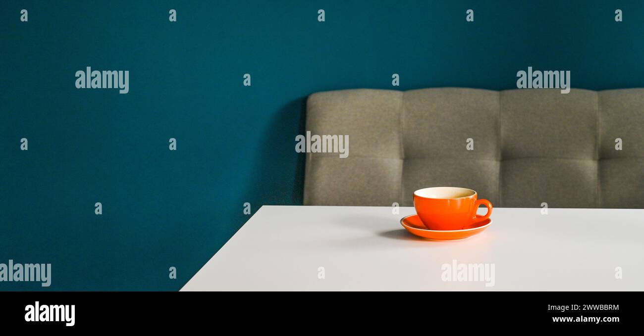 Ein Tisch mit einer Tasse im Café Stockfoto