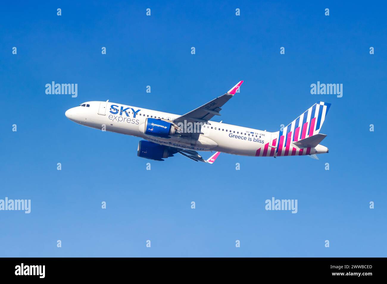 München, Deutschland - 6. Februar 2024: Flugzeug des SKY Express Airbus A320neo am Flughafen München (MUC) in Deutschland. Stockfoto