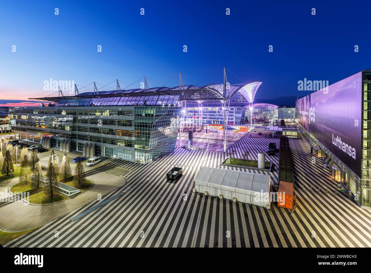 München - 6. Februar 2024: Lufthansa Terminal 2 und MAC Munich Airport Center am Flughafen München (MUC). Stockfoto