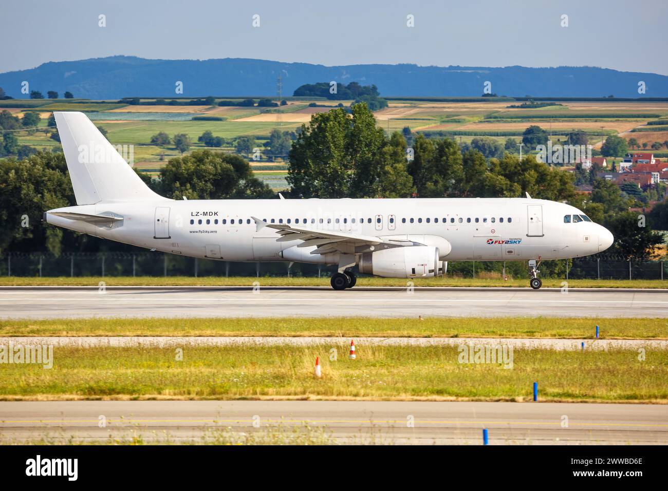 Stuttgart, Deutschland - 31. Juli 2022: Flugzeug des Fly2Sky Airbus A320 am Flughafen Stuttgart (STR). Stockfoto