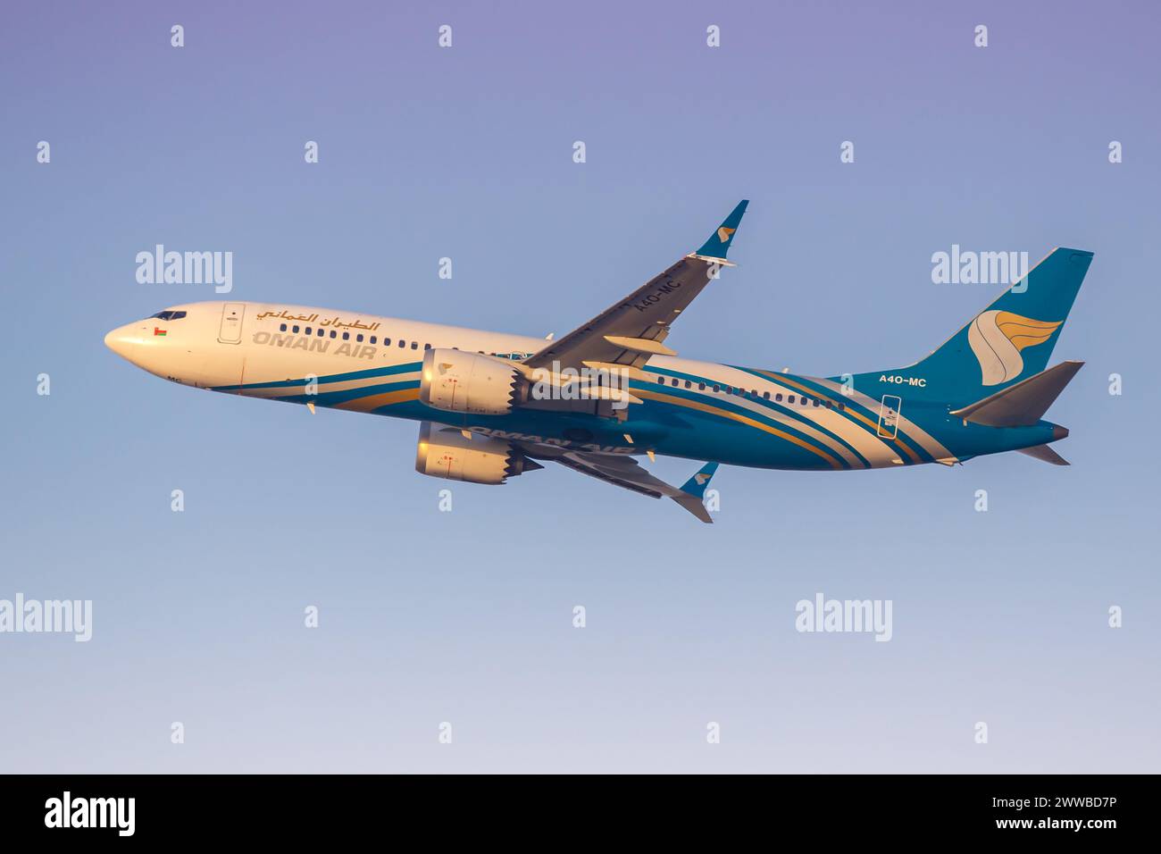 Dubai, Vereinigte Arabische Emirate - 16. Februar 2024: Oman Air Boeing 737 MAX 8 am Flughafen Dubai (DXB) in den Vereinigten Arabischen Emiraten. Stockfoto