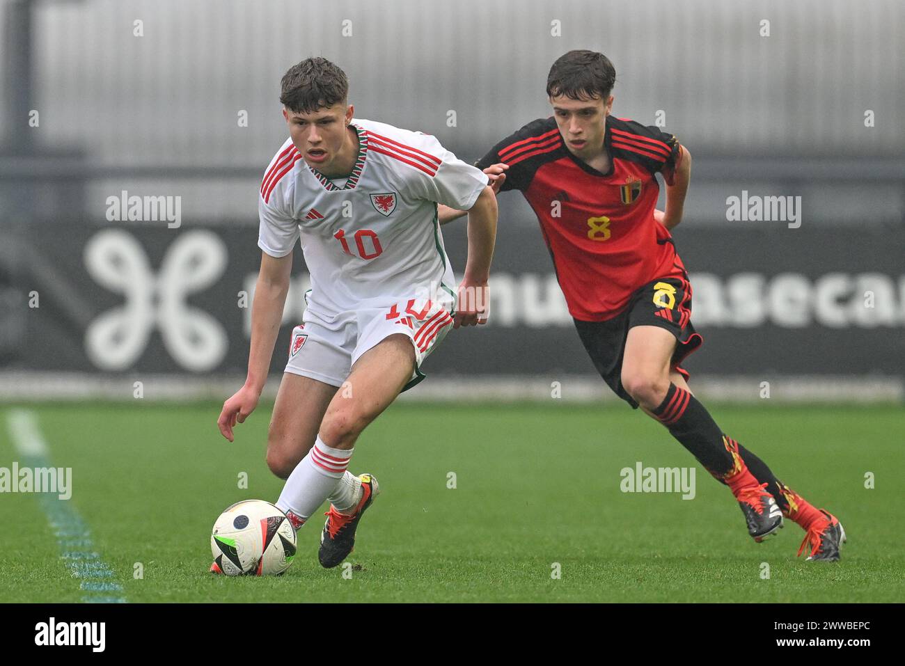 Tubize, Belgien. März 2024. Troy Perrett (10) aus Wales und Andreas Verstraeten (8) aus Belgien, dargestellt während eines Freundschaftsspiels zwischen den belgischen und walisischen U18-Nationalmannschaften am Freitag, den 22. März 2024 in Tubize, Belgien. Quelle: Sportpix/Alamy Live News Stockfoto