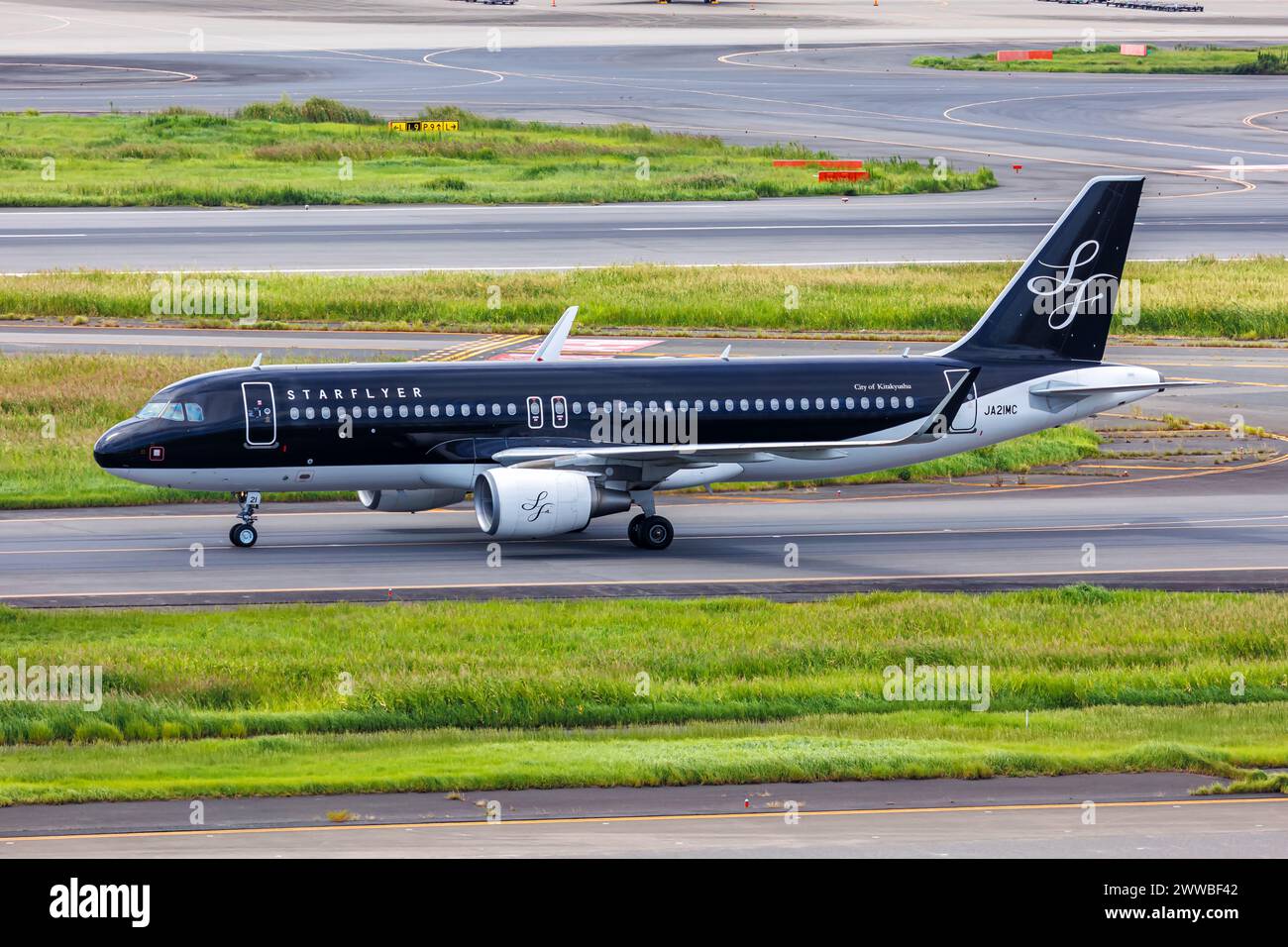Tokio, Japan - 25. September 2023: StarFlyer Airbus A320 am Flughafen Tokio Haneda (HND) in Japan. Stockfoto