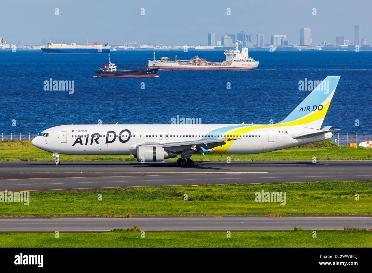 Tokio, Japan - 25. September 2023: Air Do Boeing 767-300ER am Flughafen Tokio Haneda (HND) in Japan. Stockfoto