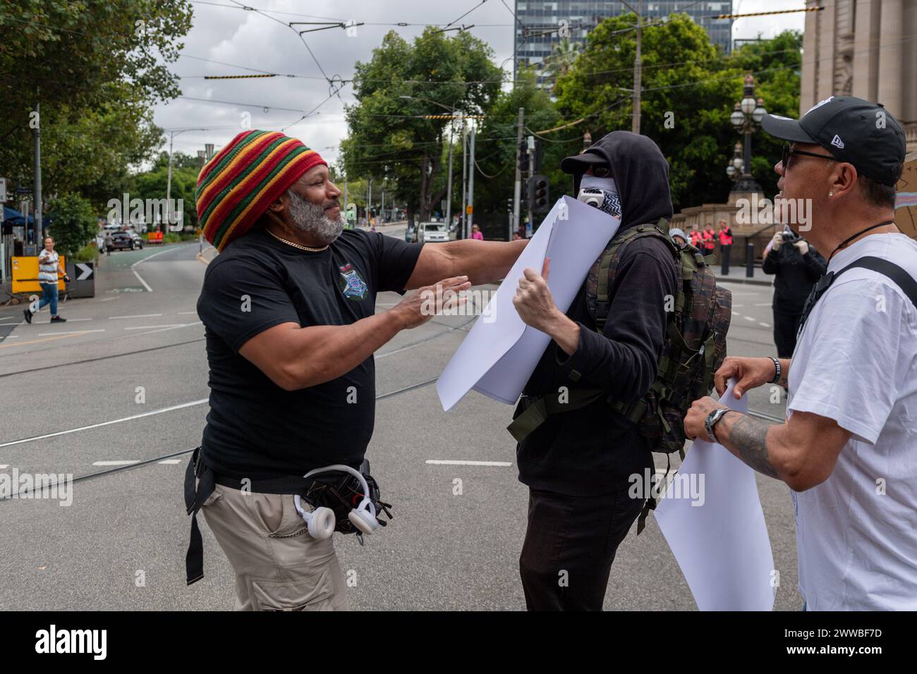 Anti-Trans-Protestler schiebt linken Gegenprotest während eines Anti-Trans-Protests und Gegenprotests. Die Schritte des viktorianischen Parlaments werden Zeuge einer Kollision von Ideologien, während Anti-Trans-Demonstranten eine Plattform fordern, während linke Aktivisten vehement Widerstand leisten. Die Emotionen steigen in der aufgeladenen Atmosphäre auf, und die Polizeipräsenz wird verstärkt, um die Ordnung aufrechtzuerhalten. Die Polizei versuchte, Ordnung und Frieden aufrechtzuerhalten. Es wurden Schläge geworfen und ein Pressefotograf wurde von der Polizei bei den Zusammenstößen zu Boden geschlagen. Stockfoto