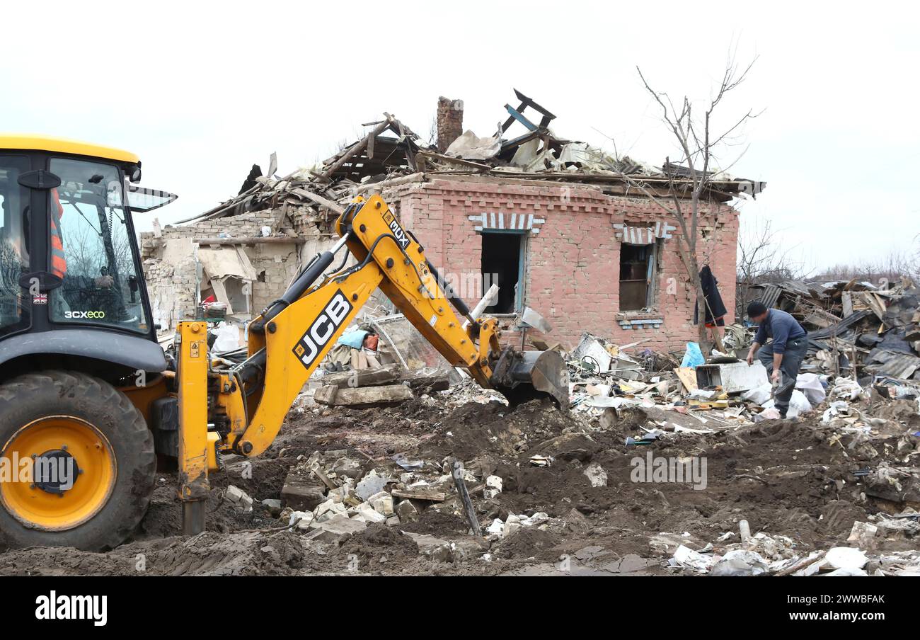 KIEW REGION, UKRAINE - 21. MÄRZ 2024 - Versorgungsarbeiter beseitigen die Folgen eines russischen Raketenangriffs, Hatne, Kiew Region, Nord-Ukraine. Stockfoto