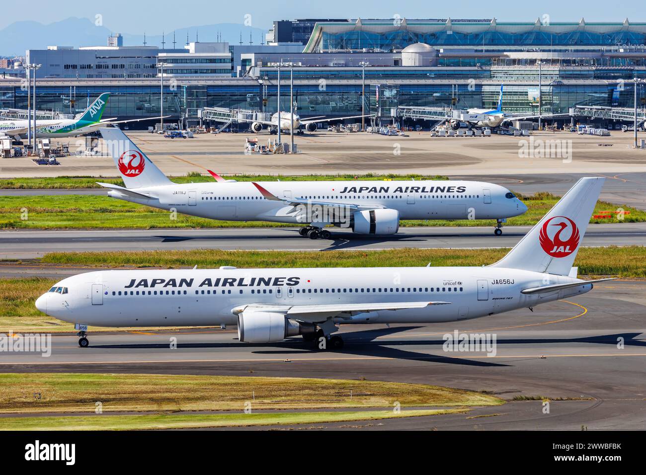 Tokio, Japan - 6. Oktober 2023: Japan Airlines JAL Boeing und Airbus Flugzeuge am Flughafen Tokio Haneda (HND) in Japan. Stockfoto
