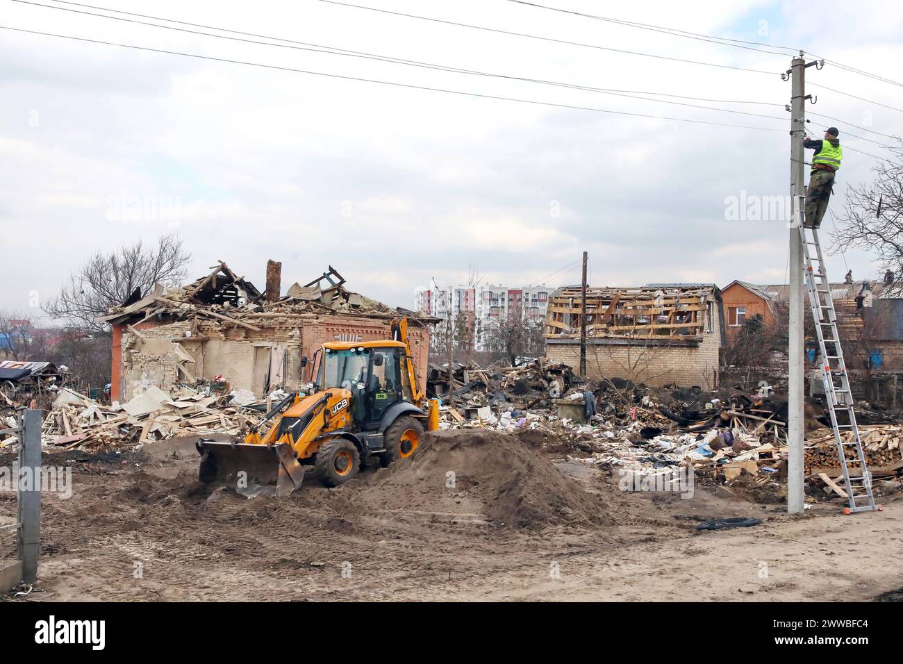 KIEW REGION, UKRAINE - 21. MÄRZ 2024 - Versorgungsarbeiter beseitigen die Folgen eines russischen Raketenangriffs, Hatne, Kiew Region, Nord-Ukraine. Stockfoto