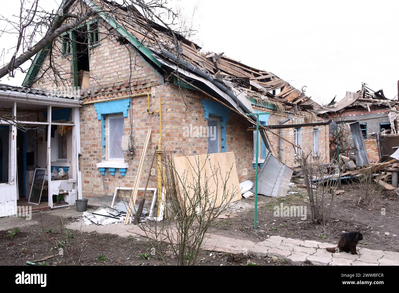 KIEW REGION, UKRAINE - 21. MÄRZ 2024 - nach einem russischen Raketenangriff, Hatne, Kiew Region, Nord-Ukraine. Stockfoto