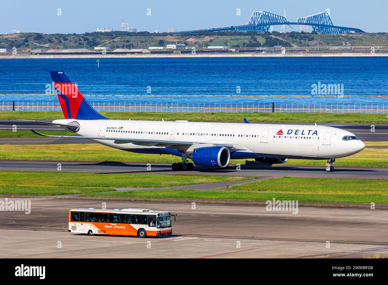Tokio, Japan - 6. Oktober 2023: Delta Air Lines Airbus A330-900 am Flughafen Tokio Haneda (HND) in Japan. Stockfoto