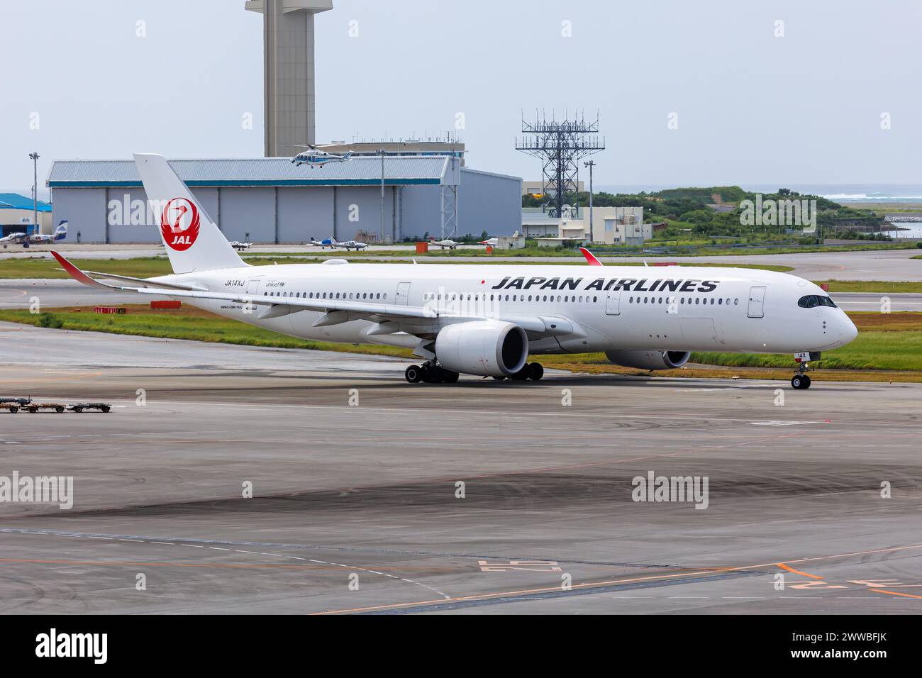 Naha, Japan - 3. Oktober 2023: JAL Japan Airlines Airbus A350-900 am Flughafen Okinawa Naha (OKA) in Japan. Stockfoto