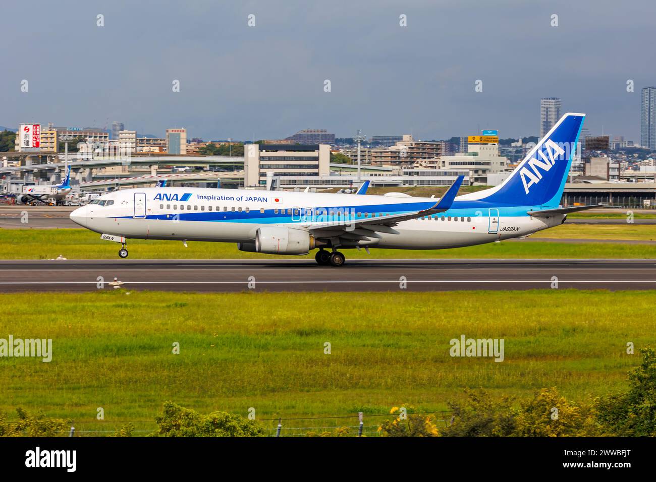 Osaka, Japan - 1. Oktober 2023: ANA All Nippon Airways Boeing 737-800 am Flughafen Osaka Itami (ITM) in Japan. Stockfoto
