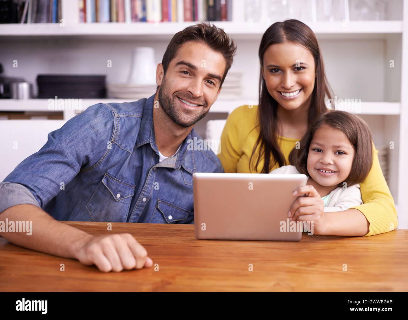 Mutter, Vater und Kind im Porträt mit Tablet zum Unterrichten, Lernen oder zur Unterstützung in Bildung mit Liebe. E-Learning, digitale App und Eltern mit Mädchen für Stockfoto