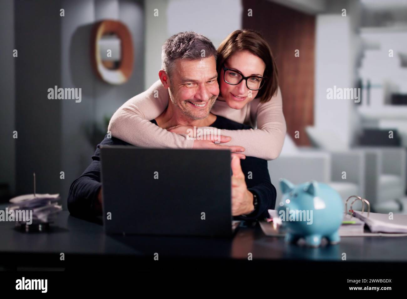 Glückliches Paar, Das In Den Ruhestand Geht, Finances Plan And Money Budget Stockfoto