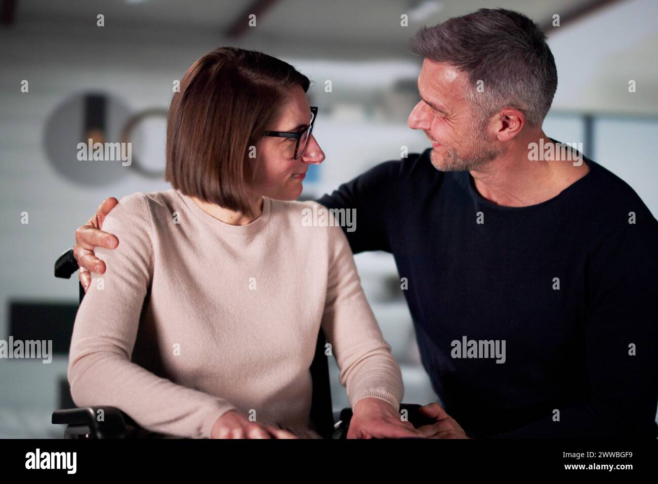 Glückliches Paar Zu Hause Im Wohnzimmer Stockfoto