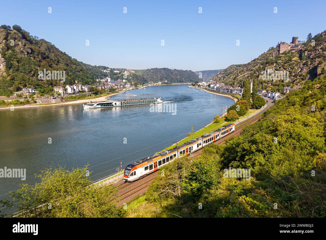 Regionalzug Stadler Flirt mit VIAS Rail am Rhein, Schloss Katz und Loreley in St. Goarshausen, Deutschland Stockfoto