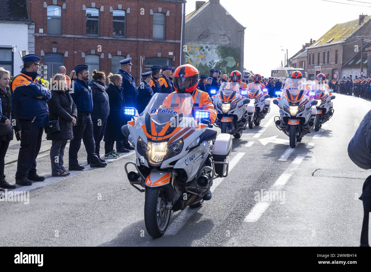 Beloeil, Belgien. März 2024. Die Trauerfeier für den Polizisten, der am Montag während eines Polizeieinsatzes im Eglise Saint Martin de Basecles in Beloeil getötet wurde, am Samstag, den 23. März 2024. Letzten Montag wurde der 36-jährige Spezialkräfte-Agent Jonathan bei einer Hausdurchsuchung in Lodelinsart, Charleroi, erschossen und getötet. Zwei weitere Polizisten wurden verletzt, der Verdächtige starb später am selben Tag. BELGA FOTO NICOLAS MAETERLINCK Credit: Belga News Agency/Alamy Live News Stockfoto