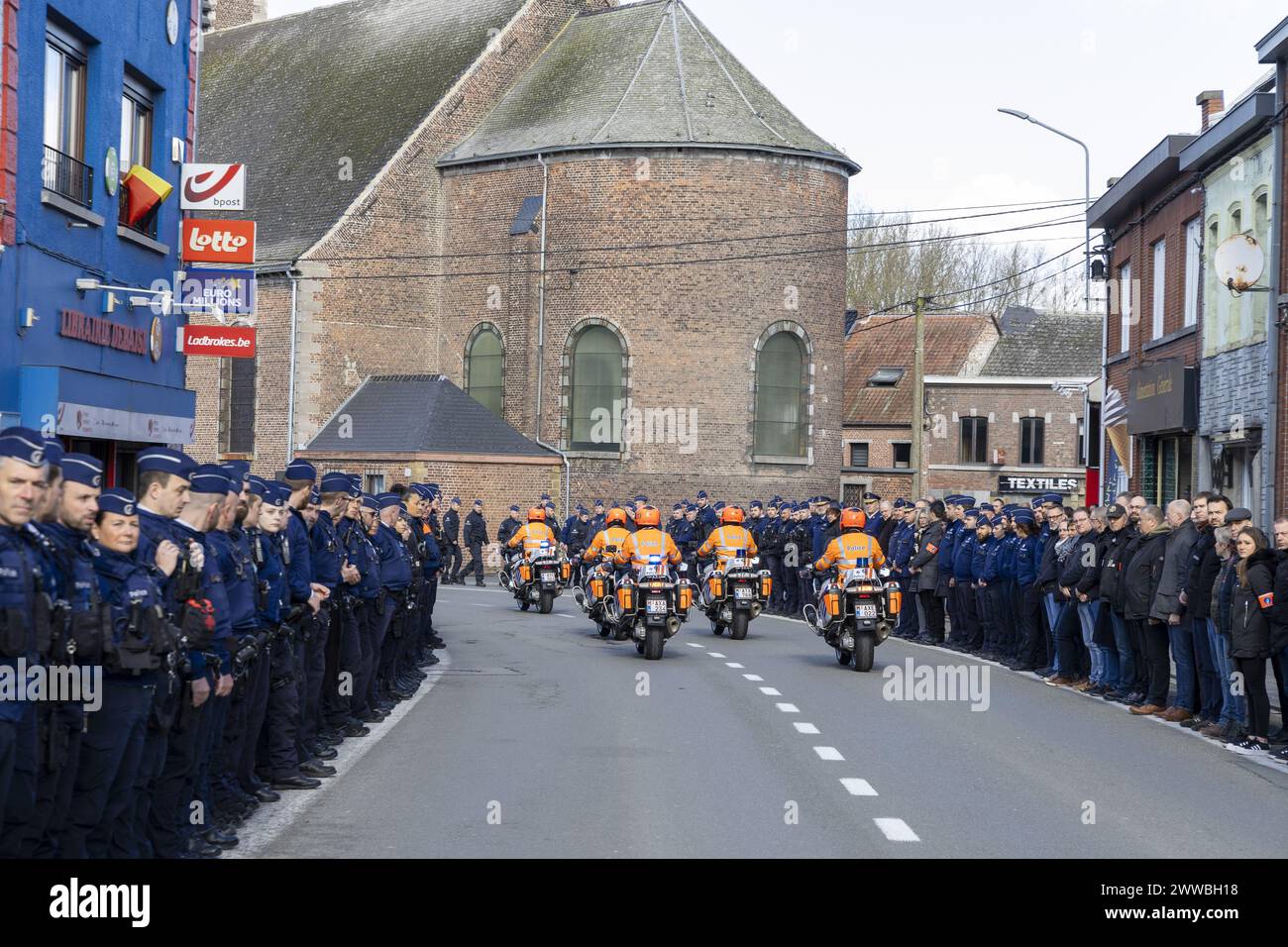 Beloeil, Belgien. März 2024. Die Trauerfeier für den Polizisten, der am Montag während eines Polizeieinsatzes im Eglise Saint Martin de Basecles in Beloeil getötet wurde, am Samstag, den 23. März 2024. Letzten Montag wurde der 36-jährige Spezialkräfte-Agent Jonathan bei einer Hausdurchsuchung in Lodelinsart, Charleroi, erschossen und getötet. Zwei weitere Polizisten wurden verletzt, der Verdächtige starb später am selben Tag. BELGA FOTO NICOLAS MAETERLINCK Credit: Belga News Agency/Alamy Live News Stockfoto