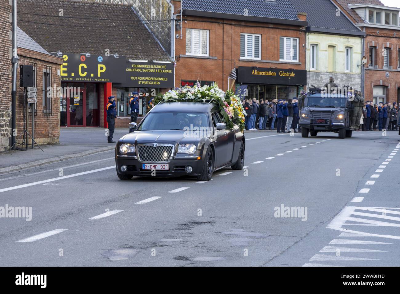 Beloeil, Belgien. März 2024. Die Trauerfeier für den Polizisten, der am Montag während eines Polizeieinsatzes im Eglise Saint Martin de Basecles in Beloeil getötet wurde, am Samstag, den 23. März 2024. Letzten Montag wurde der 36-jährige Spezialkräfte-Agent Jonathan bei einer Hausdurchsuchung in Lodelinsart, Charleroi, erschossen und getötet. Zwei weitere Polizisten wurden verletzt, der Verdächtige starb später am selben Tag. BELGA FOTO NICOLAS MAETERLINCK Credit: Belga News Agency/Alamy Live News Stockfoto