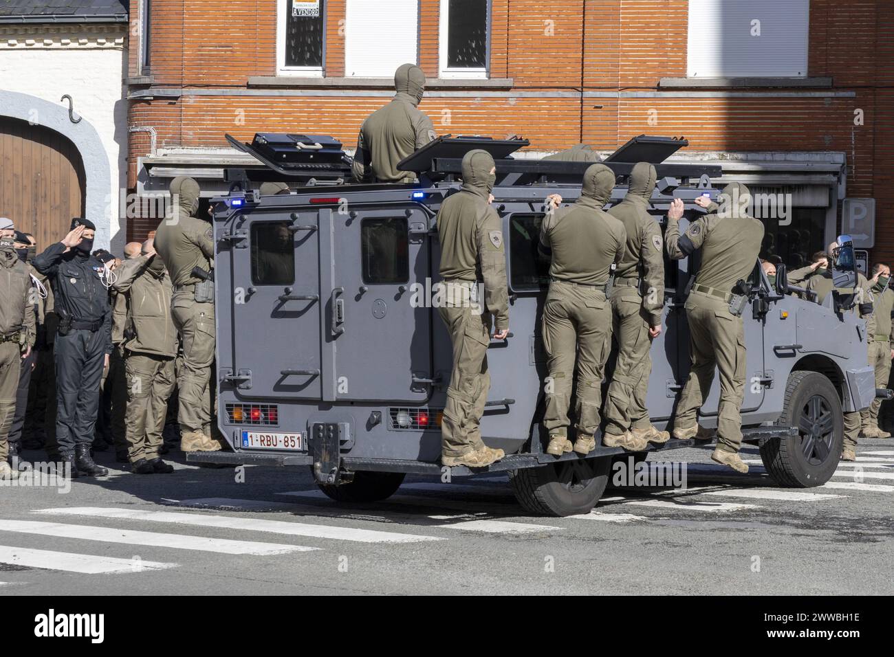 Beloeil, Belgien. März 2024. Die Trauerfeier für den Polizisten, der am Montag während eines Polizeieinsatzes im Eglise Saint Martin de Basecles in Beloeil getötet wurde, am Samstag, den 23. März 2024. Letzten Montag wurde der 36-jährige Spezialkräfte-Agent Jonathan bei einer Hausdurchsuchung in Lodelinsart, Charleroi, erschossen und getötet. Zwei weitere Polizisten wurden verletzt, der Verdächtige starb später am selben Tag. BELGA FOTO NICOLAS MAETERLINCK Credit: Belga News Agency/Alamy Live News Stockfoto