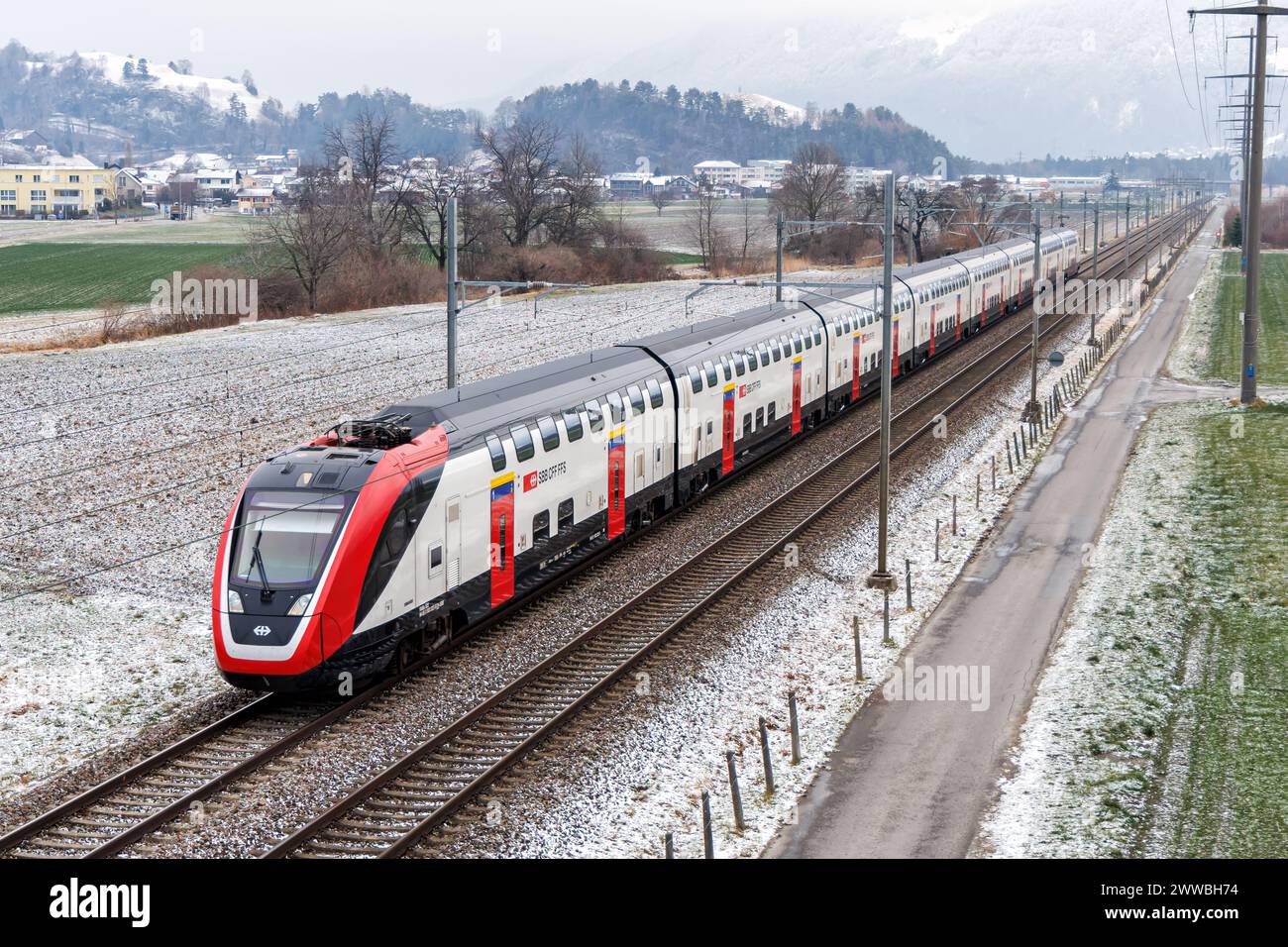 Wartau, Schweiz - 9. Januar 2024: Bombardier Twindexx Personenzug der SBB Schweizerischen Bundesbahnen in Wartau, Schweiz. Stockfoto