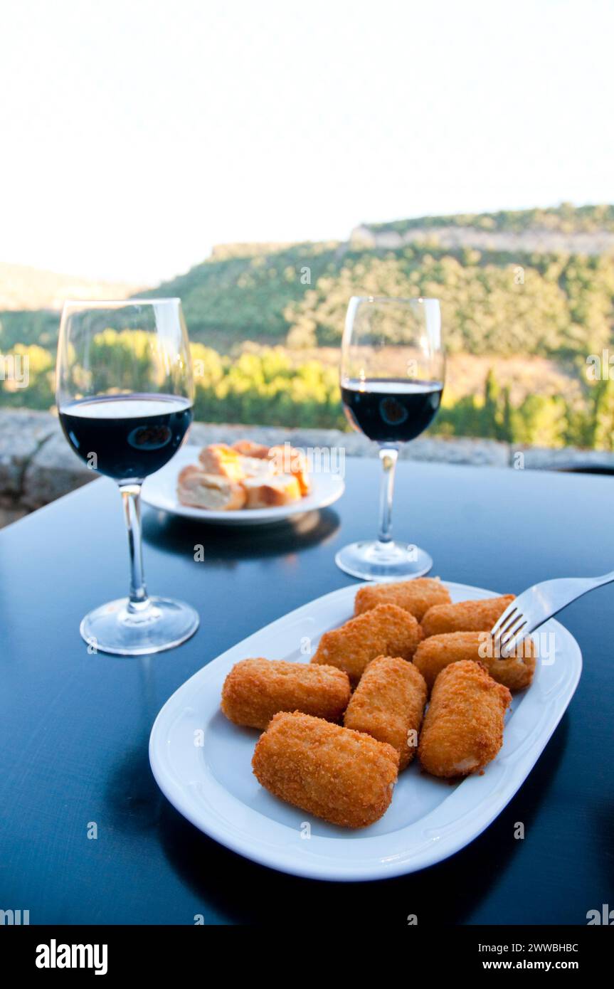 Kroketten und Rotwein zu zweit. Spanien. Stockfoto