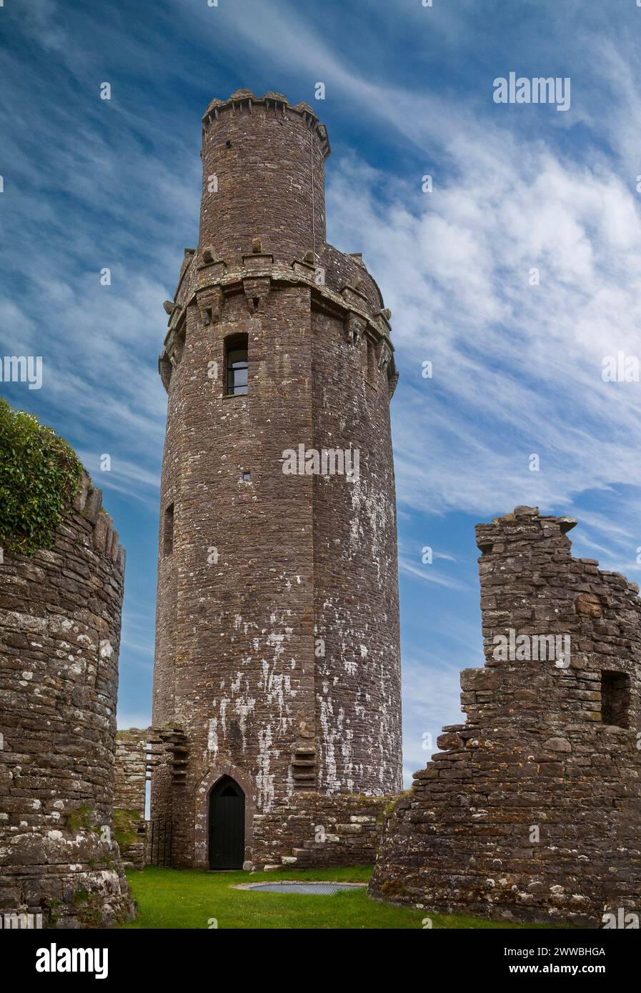 Der alte Folly Tower in Ballyfin Demesne im County Laois, erbaut von Sir Richard und William Vitruvius Morrison in den 1820er Jahren Stockfoto