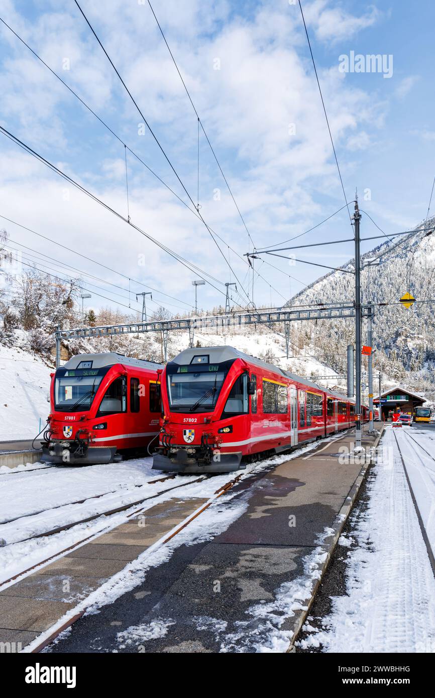 Filisur, Schweiz - 10. Januar 2024: Rhätische Eisenbahn-Personenzüge auf der Albula-Strecke mit der Stadler Rail am Bahnhof Filisur, Schweiz. Stockfoto