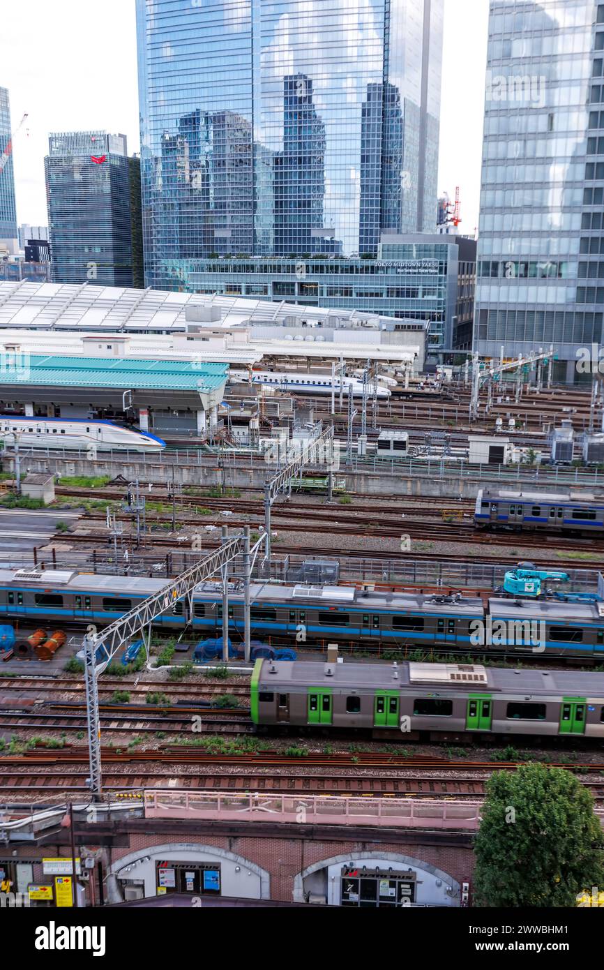 Tokio, Japan - 24. September 2023: Shinkansen und Pendlerzüge am Hauptbahnhof in Tokio, Japan. Stockfoto