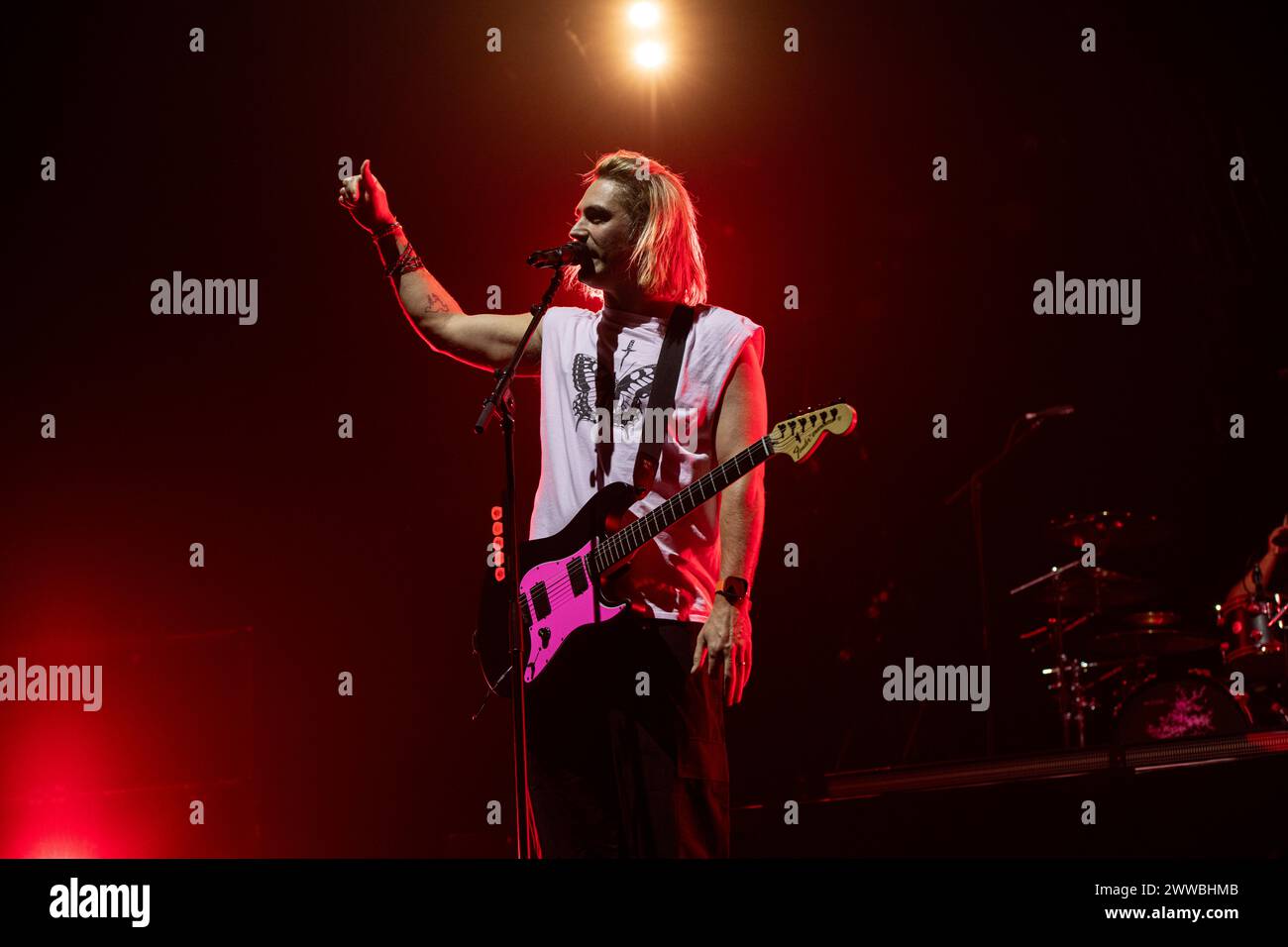 London, Großbritannien. März 2024. Fightstar tritt live in der OVO Wembley Arena in London auf, 22. März 2024 Charlie Simpson, Sänger und Gitarrist Fightstar ist eine britische Rockband aus London, die sich 2003 gründete. Fightstar wurde zu einer der größten Kultsensationen in der britischen alt-Rock-Szene der frühen 00er Jahre mit einem Top-10-Durchbruch („Paint Your Target“), zwei Top-20-Alben („Be Human“ und „Behind the Devil’s Back“) und zwei Kerrang! Nominierungen (für die beste britische Band und den besten britischen Newcomer). Sie haben seit '15 nicht mehr gespielt. Diese Show ist ihre größte Headline-Show aller Zeiten und ihr erster Auftritt in über Acht Stockfoto