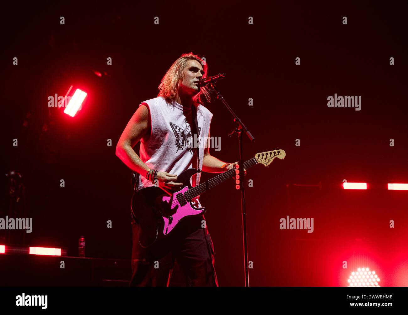 London, Großbritannien. März 2024. Fightstar tritt live in der OVO Wembley Arena in London auf, 22. März 2024 Charlie Simpson, Sänger und Gitarrist Fightstar ist eine britische Rockband aus London, die sich 2003 gründete. Fightstar wurde zu einer der größten Kultsensationen in der britischen alt-Rock-Szene der frühen 00er Jahre mit einem Top-10-Durchbruch („Paint Your Target“), zwei Top-20-Alben („Be Human“ und „Behind the Devil’s Back“) und zwei Kerrang! Nominierungen (für die beste britische Band und den besten britischen Newcomer). Sie haben seit '15 nicht mehr gespielt. Diese Show ist ihre größte Headline-Show aller Zeiten und ihr erster Auftritt in über Acht Stockfoto