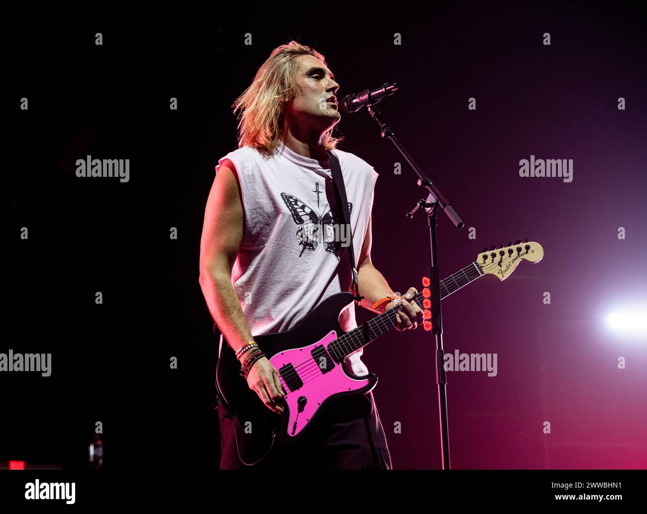 London, Großbritannien. März 2024. Fightstar tritt live in der OVO Wembley Arena in London auf, 22. März 2024 Charlie Simpson, Sänger und Gitarrist Fightstar ist eine britische Rockband aus London, die sich 2003 gründete. Fightstar wurde zu einer der größten Kultsensationen in der britischen alt-Rock-Szene der frühen 00er Jahre mit einem Top-10-Durchbruch („Paint Your Target“), zwei Top-20-Alben („Be Human“ und „Behind the Devil’s Back“) und zwei Kerrang! Nominierungen (für die beste britische Band und den besten britischen Newcomer). Sie haben seit '15 nicht mehr gespielt. Diese Show ist ihre größte Headline-Show aller Zeiten und ihr erster Auftritt in über Acht Stockfoto