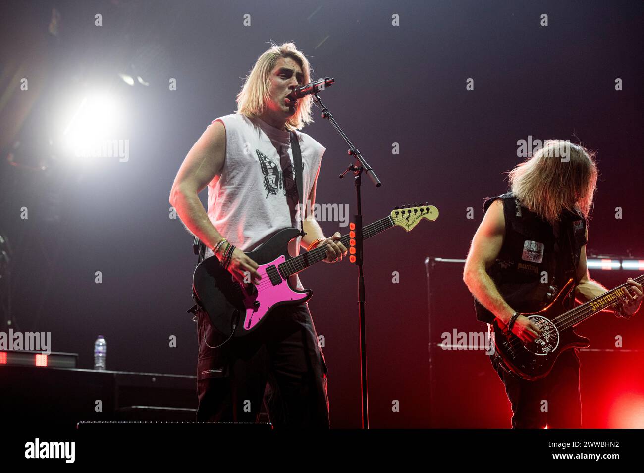 London, Großbritannien. März 2024. Fightstar trat live in der OVO Wembley Arena in London auf, 22. März 2024 L to R: Charlie Simpson, Sänger und Gitarrist; Dan Haigh, Bassist Fightstar sind eine britische Rockband aus London, die sich 2003 gründete. Fightstar wurde zu einer der größten Kultsensationen in der britischen alt-Rock-Szene der frühen 00er Jahre mit einem Top-10-Durchbruch („Paint Your Target“), zwei Top-20-Alben („Be Human“ und „Behind the Devil’s Back“) und zwei Kerrang! Nominierungen (für die beste britische Band und den besten britischen Newcomer). Quelle: Dafydd Owen/Alamy Live News Stockfoto
