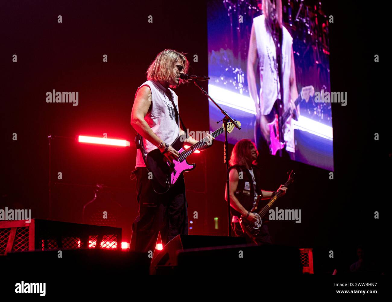 London, Großbritannien. März 2024. Fightstar trat live in der OVO Wembley Arena in London auf, 22. März 2024 L to R: Charlie Simpson, Sänger und Gitarrist; Dan Haigh, Bassist Fightstar sind eine britische Rockband aus London, die sich 2003 gründete. Fightstar wurde zu einer der größten Kultsensationen in der britischen alt-Rock-Szene der frühen 00er Jahre mit einem Top-10-Durchbruch („Paint Your Target“), zwei Top-20-Alben („Be Human“ und „Behind the Devil’s Back“) und zwei Kerrang! Nominierungen (für die beste britische Band und den besten britischen Newcomer). Quelle: Dafydd Owen/Alamy Live News Stockfoto