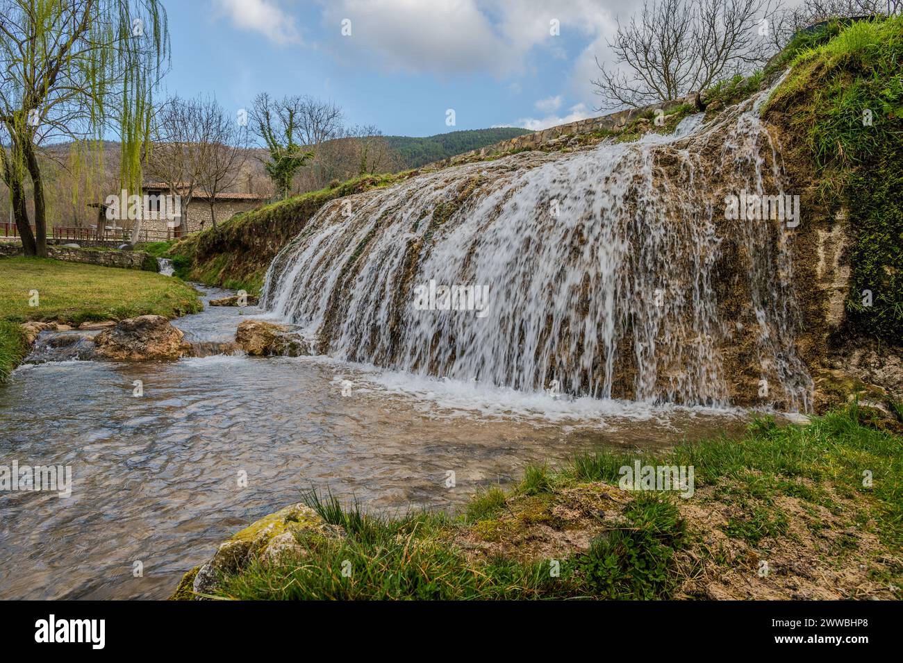 Fluss Park von Santa Maria del Molise, Isernia. Es ist eine echte Perle, die in die Hügel eingetaucht ist, wo Wasserkanäle fließen, die Teiche und Wasserfa bilden Stockfoto