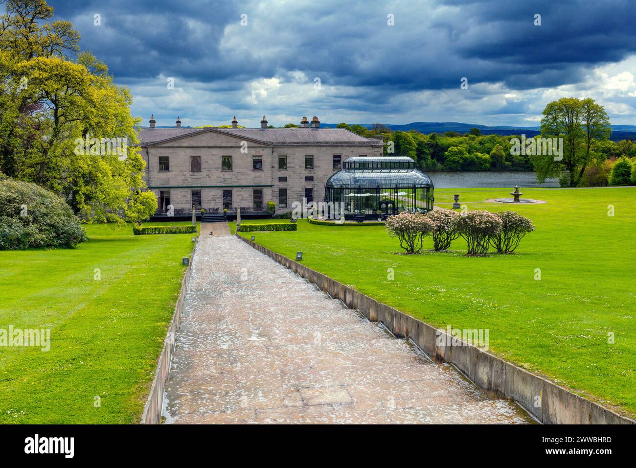 Die Kaskaden in Ballyfin entwässern im County Laois, Irland, fließen von einem dorischen Tempel zu einem Becken, wo ein Flussgott auf einem Sockel liegt. Stockfoto