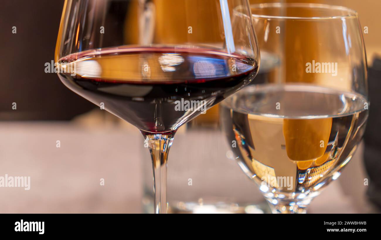 Eine Nahaufnahme eines Weinglases und eines Wasserglases. Stockfoto