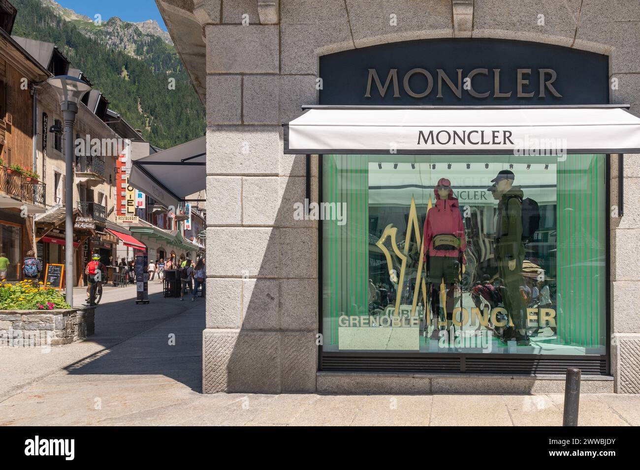 Schaufenster der Luxusmodemarke Moncler im Zentrum der alpinen Stadt im Sommer, Chamonix, Haute Savoie, Auvergne Rhone Alpes, Frankreich Stockfoto