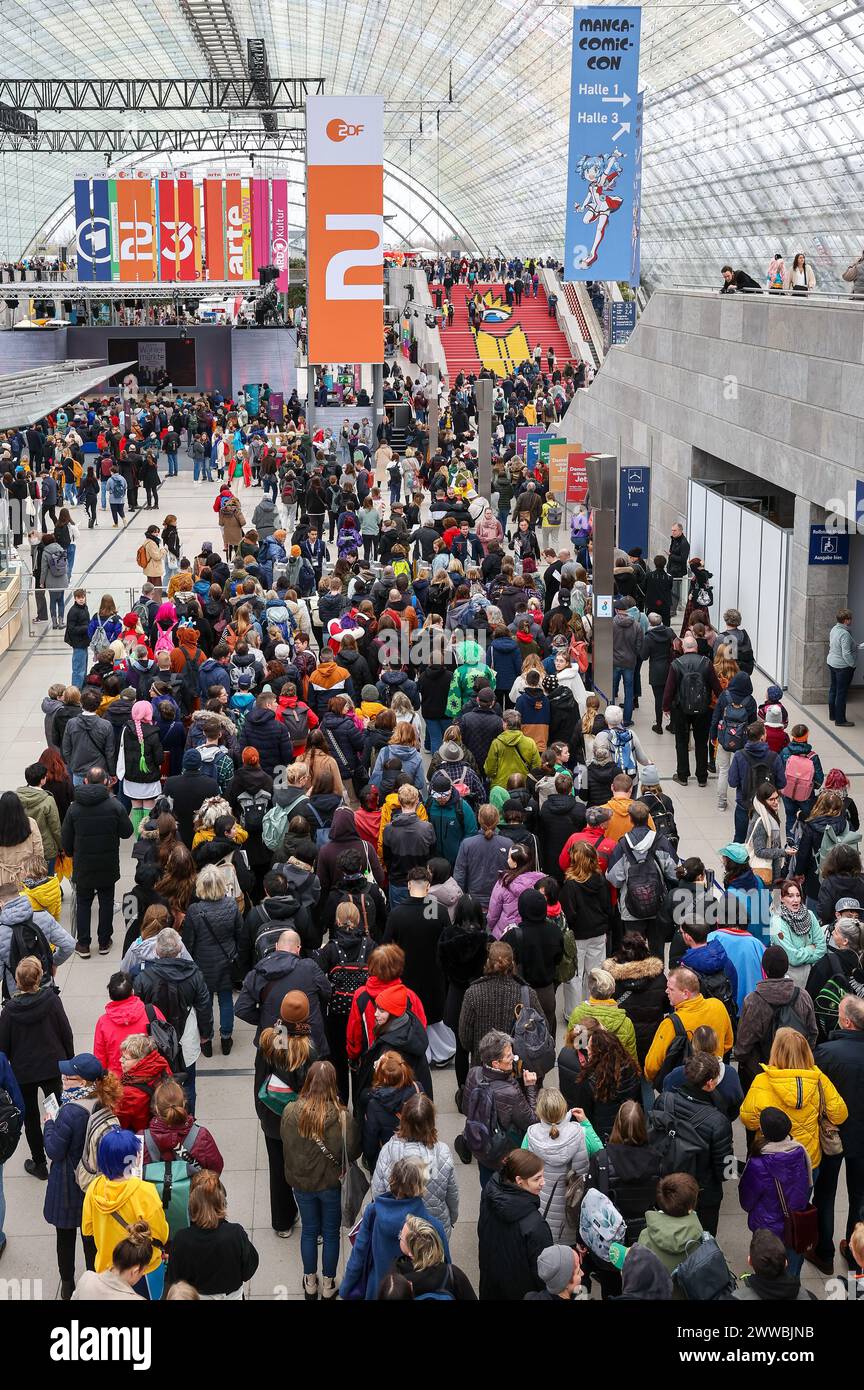 Leipzig, Deutschland. März 2024. Zahlreiche Besucher kommen zur Leipziger Buchmesse. Über 2000 Aussteller aus 40 Ländern präsentieren ihre neuen Produkte auf dem Frühjahrstreffen der Buchbranche. Quelle: Jan Woitas/dpa/Alamy Live News Stockfoto