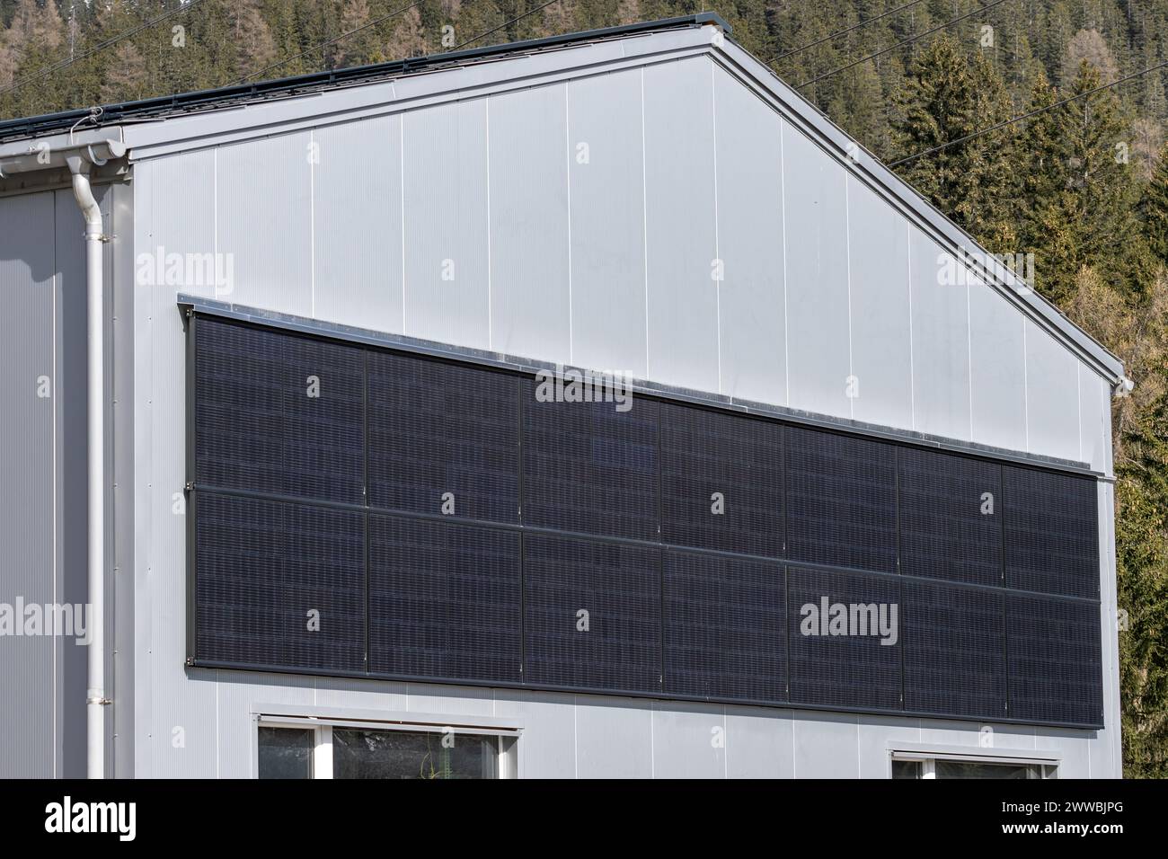 Solarzellen an der Fassade einer Industriehalle Stockfoto