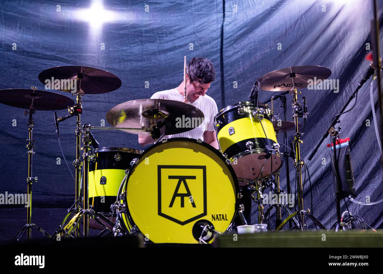 London, Großbritannien. März 2024. Twin Atlantic tritt live in der OVO Wembley Arena in London auf, 22. März 2024 Joe Lazarus, Schlagzeuger, Percussion Twin Atlantic, eine schottische Rockband. Süchtig machende Hymnen mit augenblicklichen Chören und Refrains dominieren ihre Musik. Sie haben sechs Alben veröffentlicht - das neueste 'Transparency' wurde im Januar '22 veröffentlicht. Die Musik von Twin Atlantic wurde als alternativer Rock, Power Pop, Emo Pop und Indie Rock beschrieben. Credit: Dafydd Owen/Alamy Live News Stockfoto