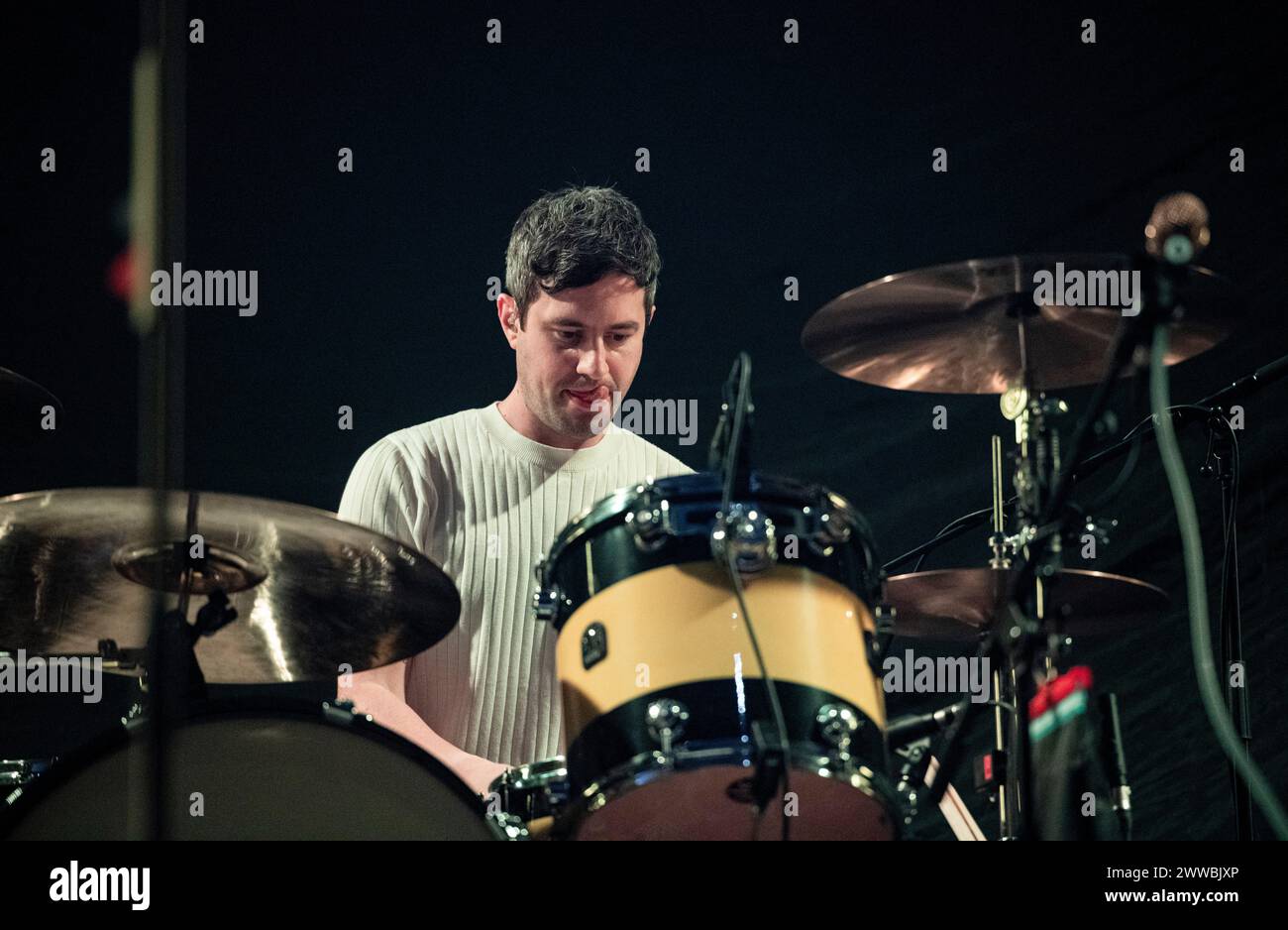 London, Großbritannien. März 2024. Twin Atlantic tritt live in der OVO Wembley Arena in London auf, 22. März 2024 Joe Lazarus, Schlagzeuger, Percussion Twin Atlantic, eine schottische Rockband. Süchtig machende Hymnen mit augenblicklichen Chören und Refrains dominieren ihre Musik. Sie haben sechs Alben veröffentlicht - das neueste 'Transparency' wurde im Januar '22 veröffentlicht. Die Musik von Twin Atlantic wurde als alternativer Rock, Power Pop, Emo Pop und Indie Rock beschrieben. Credit: Dafydd Owen/Alamy Live News Stockfoto