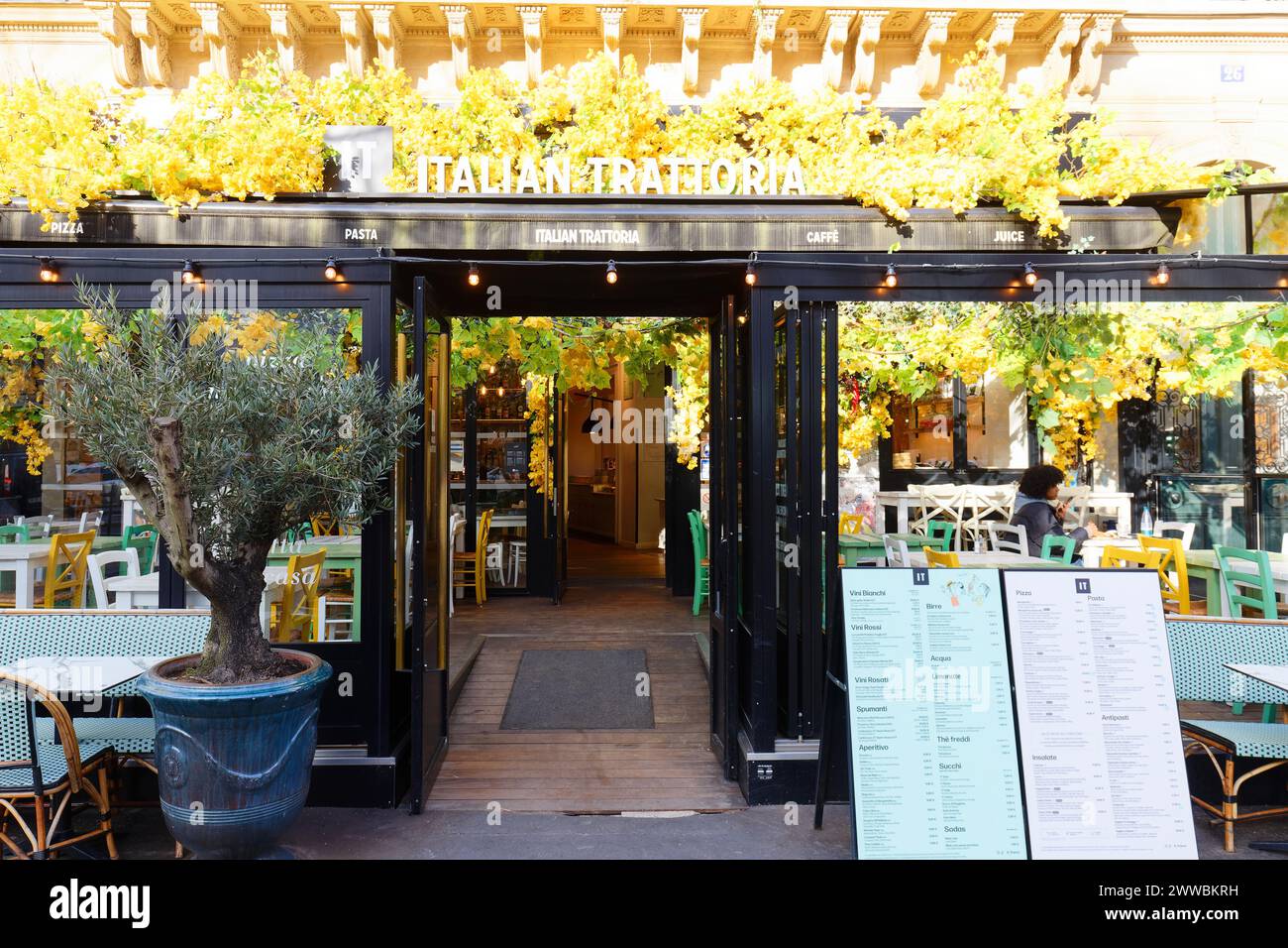 Paris, Frankreich-04. März 2024 : die italienische Trattoria ist ein traditionelles italienisches Restaurant am Boulevard Bonne Nouvelle in der Nähe der Porte Saint Denis in Paris Stockfoto