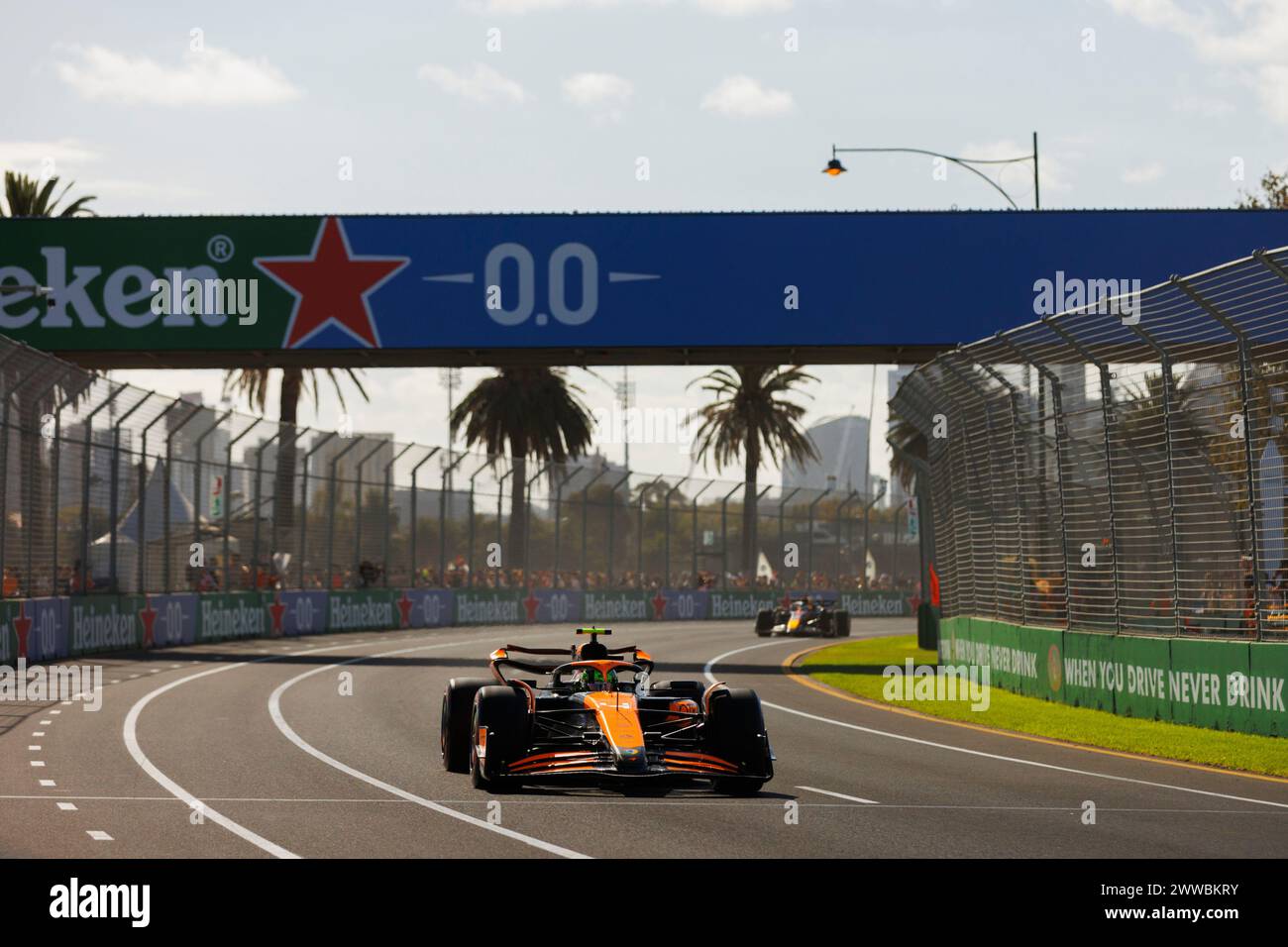 Melbourne, Australien. März 2024. Lando Norris aus Großbritannien fährt den (4) McLaren MCL37 während des Qualifyings vor dem F1 Grand Prix von Australien auf der Albert Park Grand Prix Strecke. (Foto: George Hitchens/SOPA Images/SIPA USA) Credit: SIPA USA/Alamy Live News Stockfoto